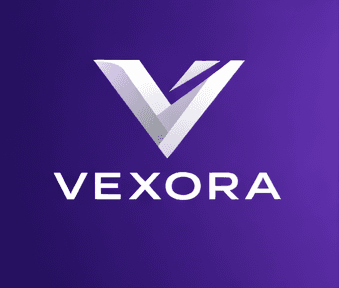 Equipo trabajando en soluciones tecnológicas